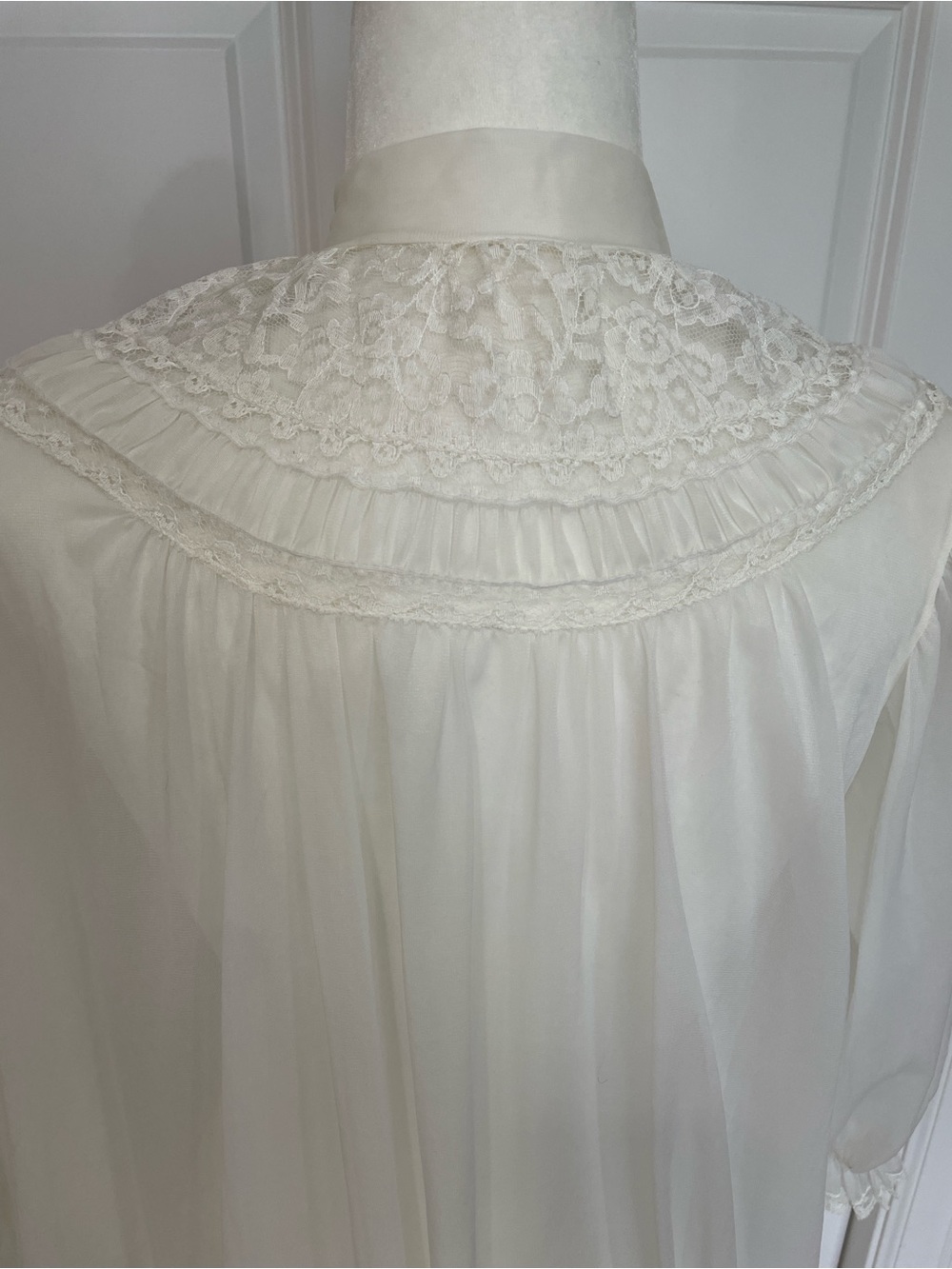 Nylon Peignoir Medium Lace 3/4 Sleeve Smocked Lace Semi Sheer Off White Robe VTG - Picture 9 of 9